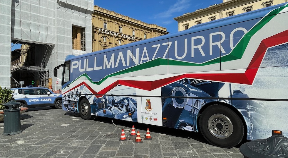 Il Pullmann azzurro della Polizia Stradale a Firenze
