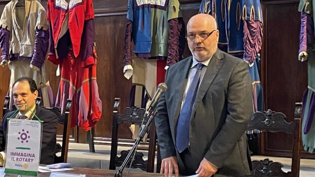 Il professor Marco Biffi durante la sua relazione