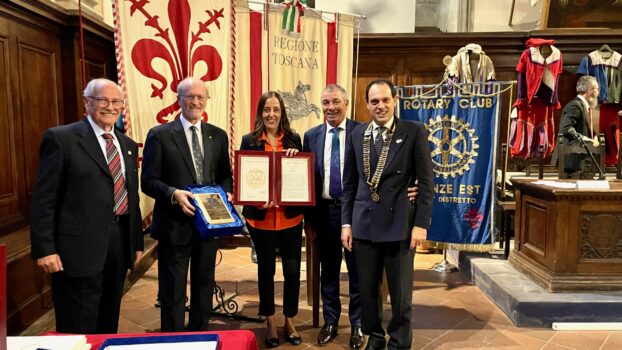 da sin. Rodolfo Cigliana, il premiato Paolo Dario, assessore Sara Funaro, Governatore Rotary Nello Mari, Presidente Rotary Firenze Est Enrico Fantini