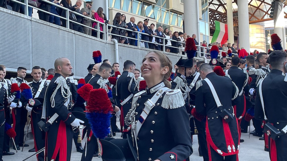 Una giovane neo maresciallo sorride ai familiari prima del giuramento alla Scuola Marescialli e Brigadieri Carabinieri