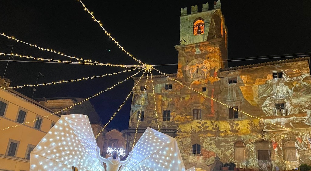 Spettacolo di suoni e luci sul Palazzo comunale di Cortona per il Natale 2022