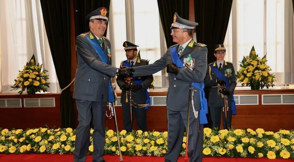 Il passaggio di consegne tra il generale Giuseppe Vicanolo (a destra) e il generale Andrea De Gennaro