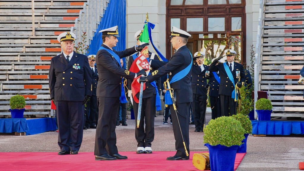 Il contrammiraglio Lorenzano Di Renzo riceve dall'ammiraglio Flavio Biaggi la bandiera dell'Accademia Navale. A sin. l'ammiraglio di squadra Antonio Natale