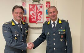 I generali Fabrizio Nieddu (a sin.) e Bruno Salsano si sono avvicendati alla guida del Comando provinciale di Firenze della Guardia di Finanza