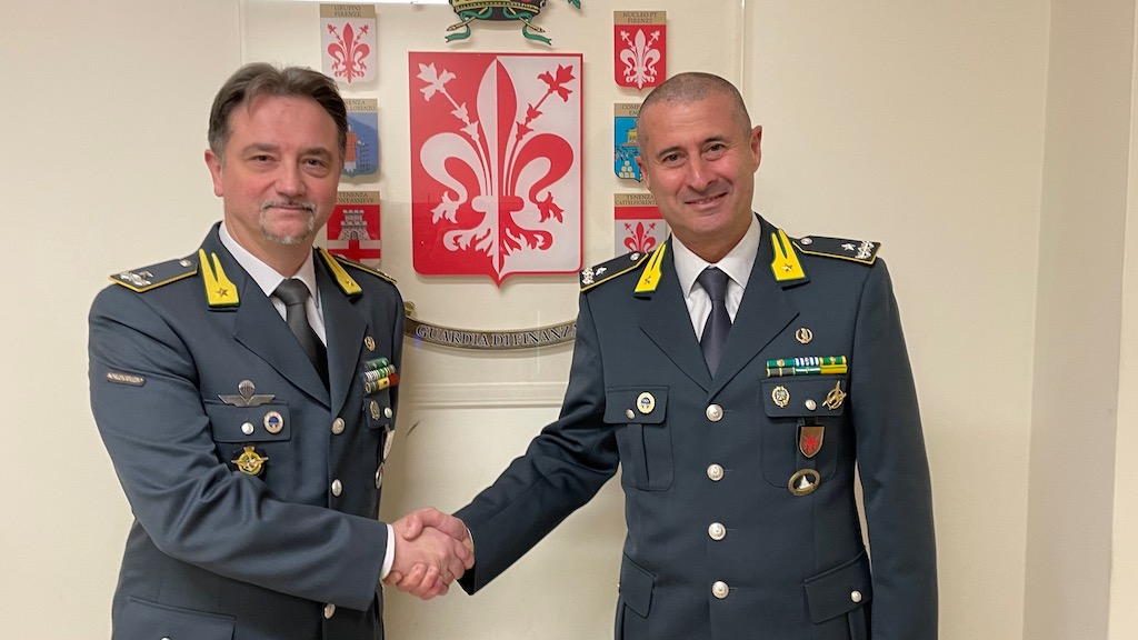 I generali Fabrizio Nieddu (a sin.) e Bruno Salsano si sono avvicendati alla guida del Comando provinciale di Firenze della Guardia di Finanza