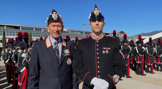 Due generazioni di Corazzieri insieme. A sin il luogotenente Francesco Madotto a una cerimonia 