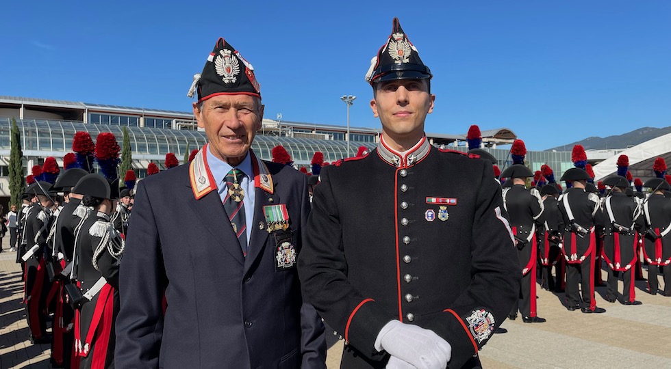Due generazioni di Corazzieri insieme. A sin il luogotenente Francesco Madotto a una cerimonia