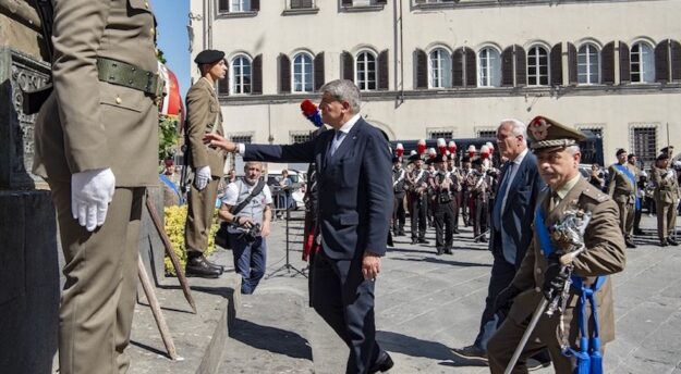 Il prefetto di Firenze Valerio Valenti (al centro) durante una cerimonia in piazza dell'Unità a Firenze