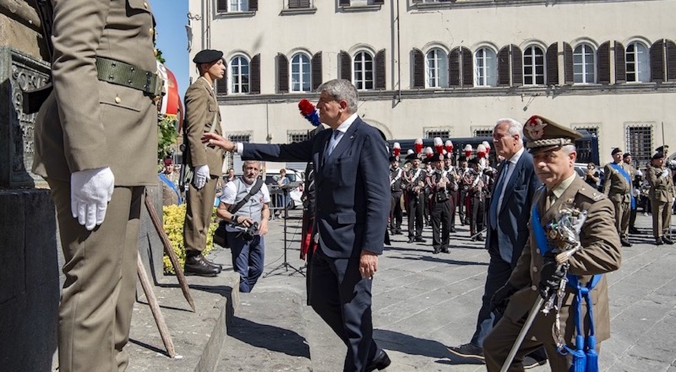 Il prefetto di Firenze Valerio Valenti (al centro) durante una cerimonia in piazza dell'Unità a Firenze