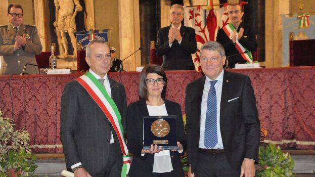 La signora Paola Padovani ritira lo scudo d'argento in memoria del padre Bruno Padovani. Insieme a lei il prefetto di Firenze Valerio Valenti e il sindaco di Nogara (Vr) Flavio Pasini 