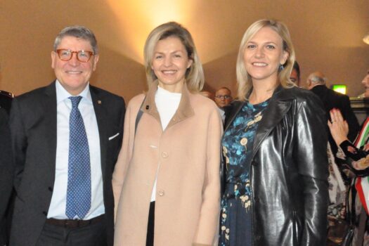 Il prefetto di Firenze Valerio Valenti con l'Ambasciatrice designata di Lituania in Italia Dalia Kreiviene (al centro) e Laura Sereniene dell'ambasciata lituana a Roma