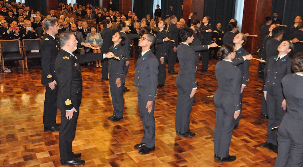 La consegna dello spadino agli allievi del 1° corso della Scuola Militare Aeronautica Douhet