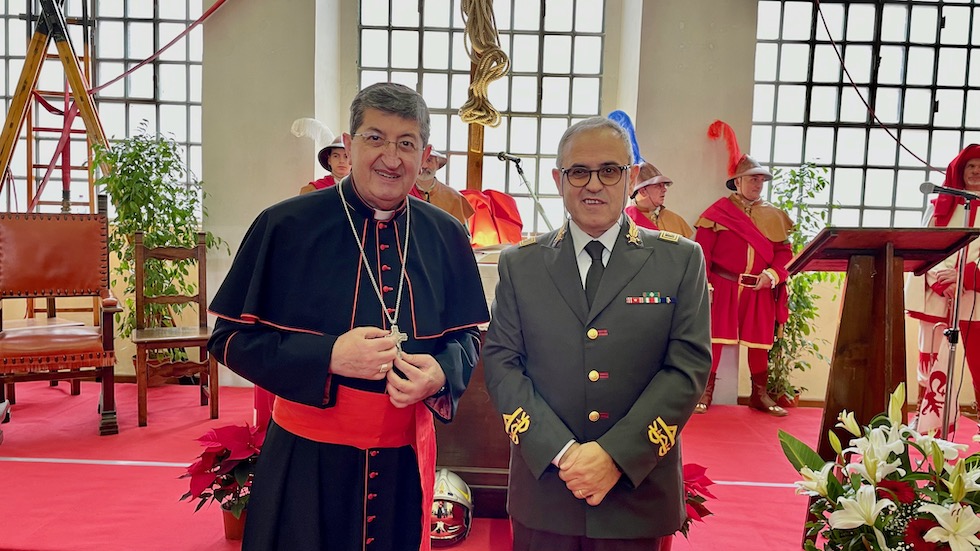 Il cardinale arcivescovo di Firenze Giuseppe Betori con il Comandante provinciale dei Vigili del Fuoco di Firenze Gennaro Tornatore