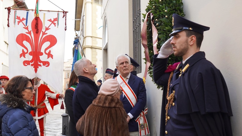 L'omaggio della Polizia di Stato alla targa che ricorda Fausto Dionisi