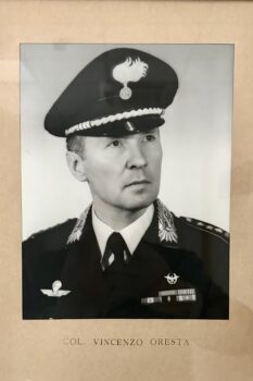 Vincenzo Oresta (padre del generale Pietro Oresta) è stato comandante della Scuola Sottufficiali Carabinieri di Firenze dal 1979 al 1981