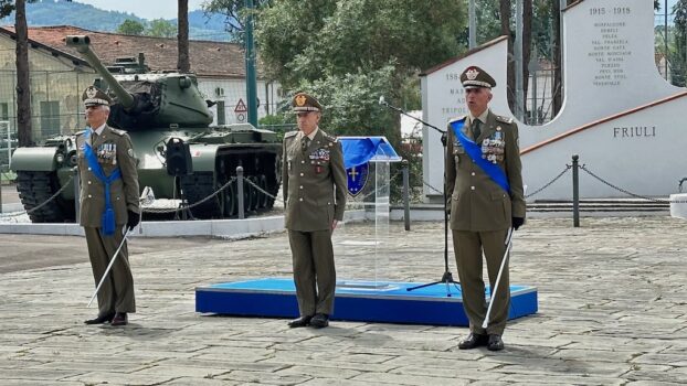 La cerimonia del cambio di comando è stata presieduta dal generale Giovanni Fungo (al centro)