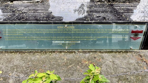 La targa dedicata dall'Esercito indiano ai prigionieri di guerra italiani a Yol