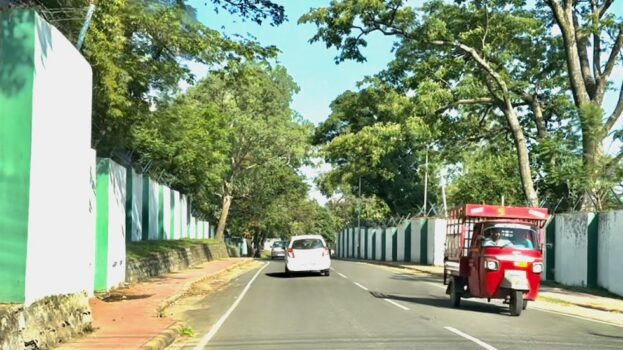 Una delle strade principali a Yol oggi