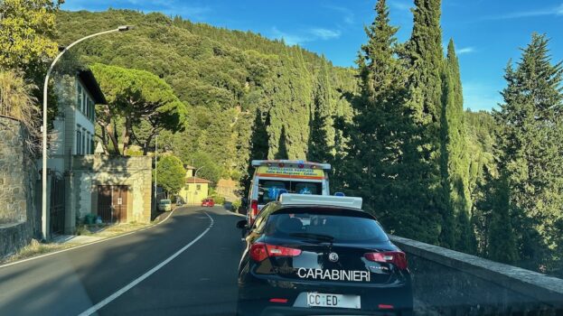 Carabinieri e 118 sulla via Fra' Giovanni Angelico a Fiesole