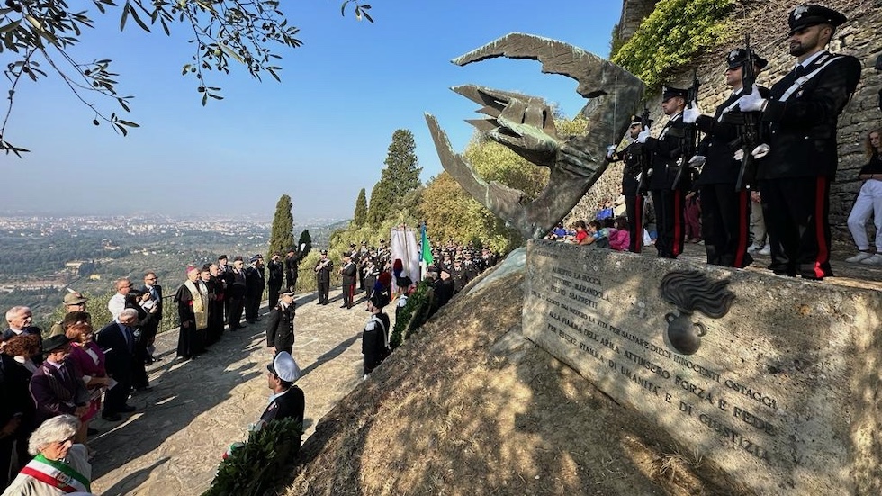 Cerimonia davanti al monumento che ricorda i tre Carabinieri Martiri di Fiesole