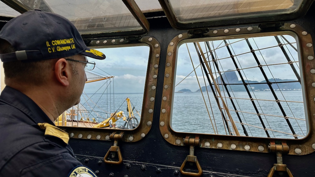 Nave Vespucci mentre lascia Rio de Janeiro diretta in Argentina