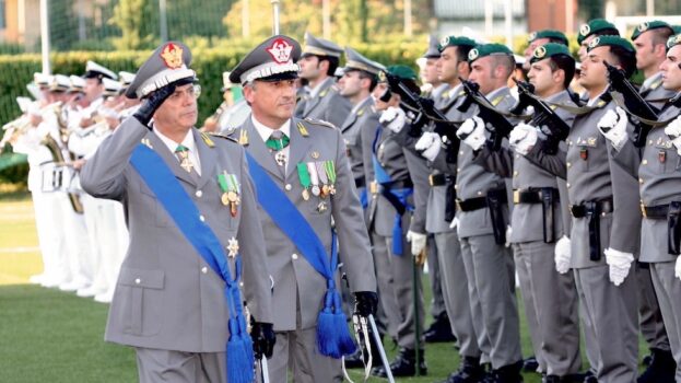 Un ricordo fiorentino del Generale Di Paolo. Qui a sinistra alla Festa del Corpo del 2008 passa un rassegna un reparto di Finanzieri accompagnato dall'allora comandante regionale della Toscana generale Toschi