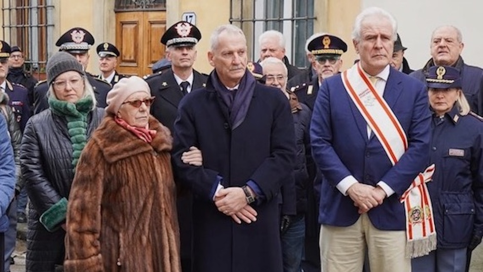 da sin. Jessica Dionisi e Mariella Magi Dionisi con il questore di Firenze Maurizio Auriemma e il presidente della Toscana Eugenio Giani nel gennaio 2023, all'annuale cerimonia in ricordo dell'uccisione del poliziotto Fausto Dionisi