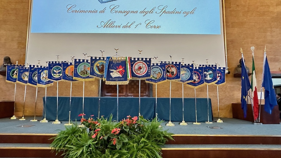 Gli stendardi dei Corsi della Scuola Militare Aeronautica Giulio Douhet