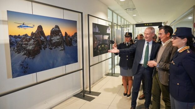 Il questore di FIrenze Maurizio Auriemma (al centro) con Massimo Sestini alla mostra fotografica nell'aeroporto di Firenze 