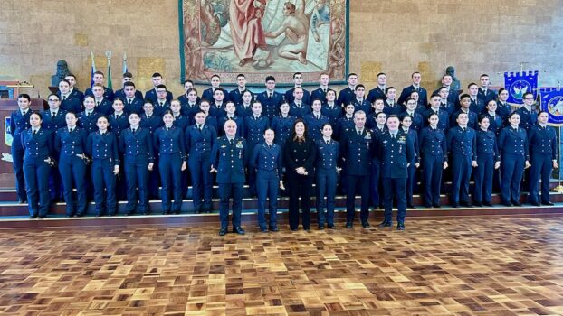 Il sottosegretario Isabella Rauti con gli allievi della Scuola Militare Aeronautica Douhet
