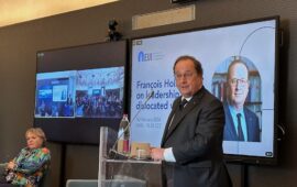L'ex presidente francese François Hollande durante il suo intervento all'Iue a Firenze