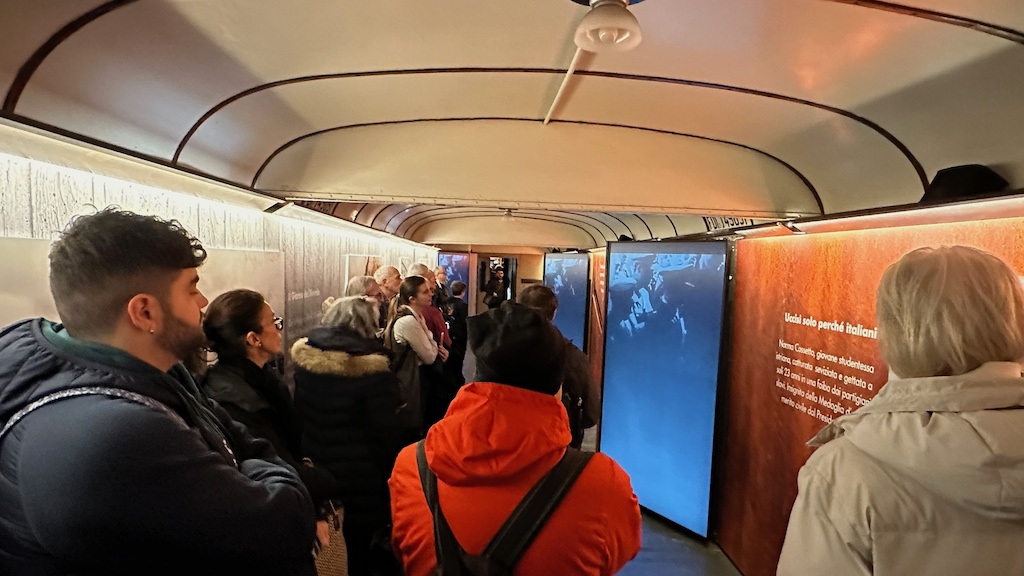 Visitatori sul Treno del Ricordo 2024 a Firenze
