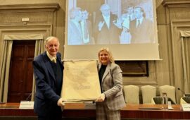 La Rettrice Alessandra Petrucci e il professor Cosimo Ceccuti all'Università degli Studi di Firenze con il diploma di laurea di Giovanni Spadolini