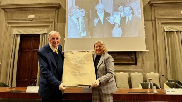 La Rettrice Alessandra Petrucci e il professor Cosimo Ceccuti all'Università degli Studi di Firenze con il diploma di laurea di Giovanni Spadolini