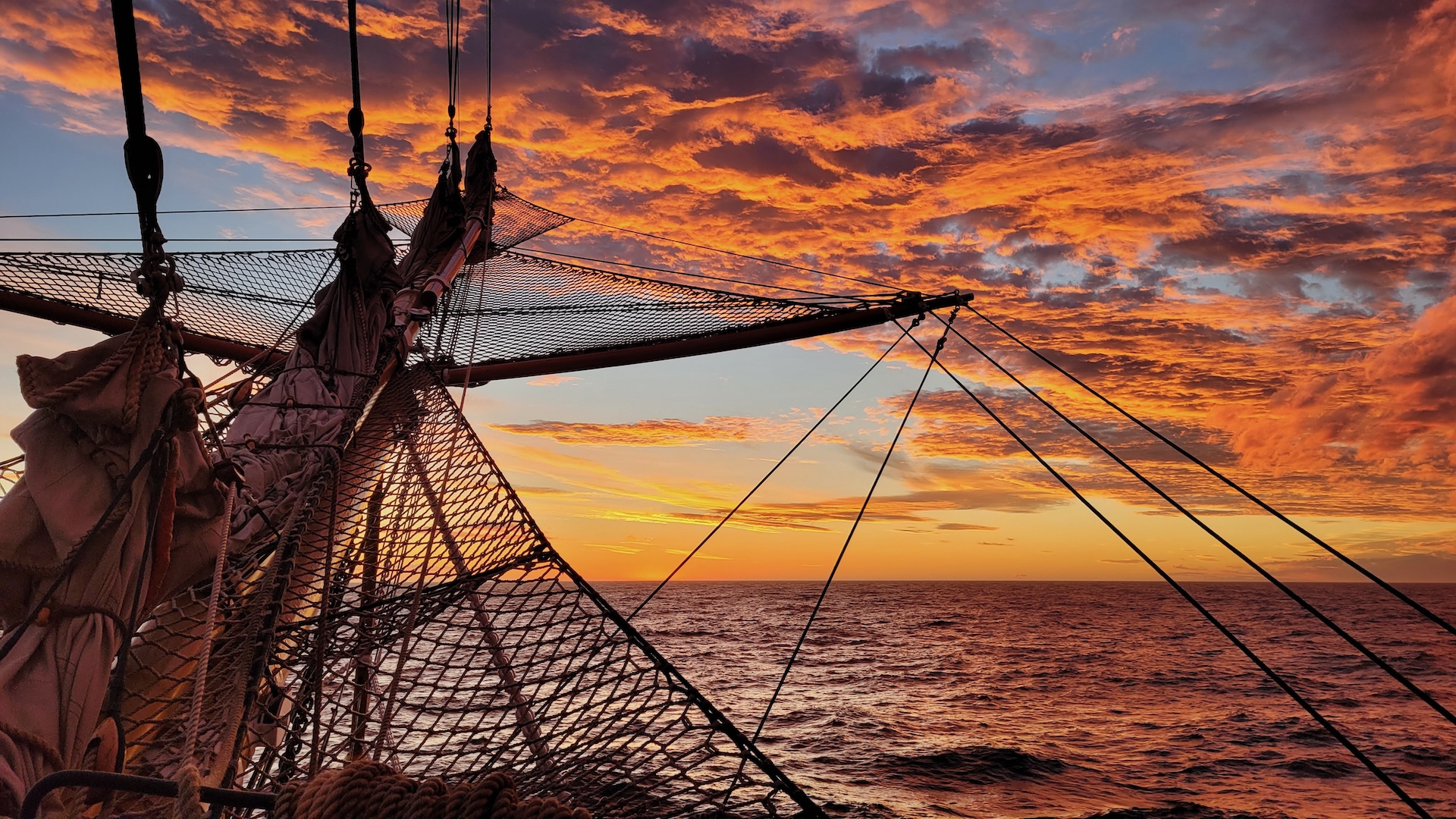 Una suggestiva immagine da Nave Vespucci in navigazione lungo le rotte di Magellano in Sud America (Foto MM)