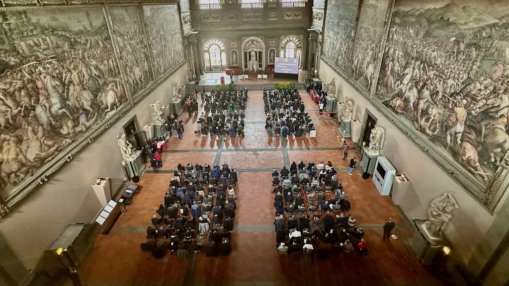 Un affollato Salone de' Cinquecento a Firenze ha accolto il convegno sull'economia della Toscana, per il 250° anniversario della Guardia di Finanza
