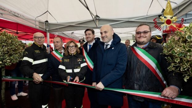 Il taglio del nastro al nuovo Distaccamento dei Vigili del Fuoco a San Casciano Val di Pesa 