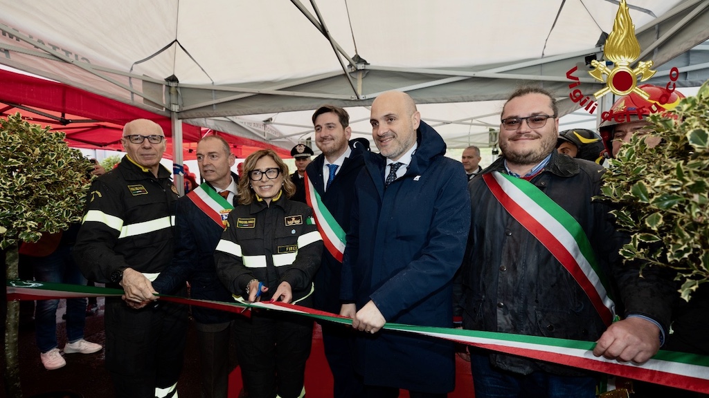 Il taglio del nastro al nuovo Distaccamento dei Vigili del Fuoco a San Casciano Val di Pesa
