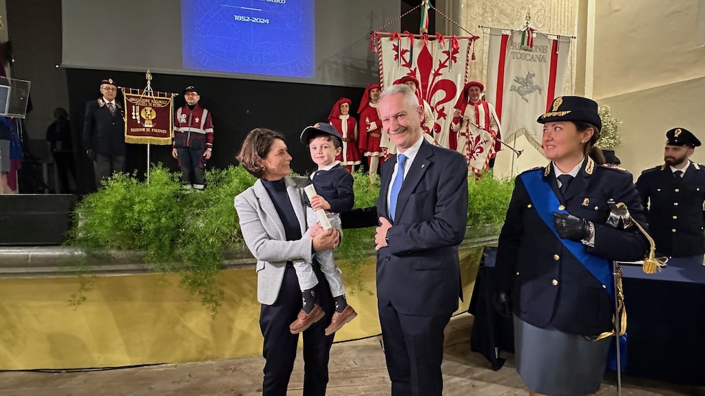 Il prefetto Francesca Ferrandino e il questore Maurizio Auriemma con il piccolo Damiano