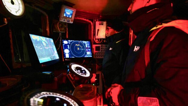 Dalla plancia di poppa del Vespucci si guida la navigazione notturna davanti a Capo Horn