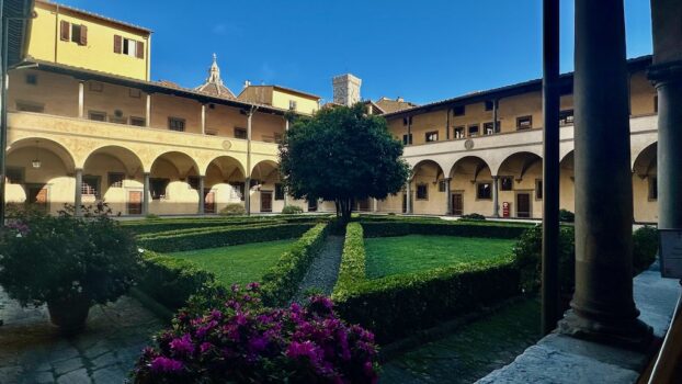 Un suggestivo scorcio del Chiostro dei Canonici della Basilica di San Lorenzo a Firenze
