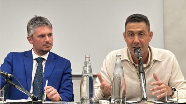 Il generale Roberto Vannacci (a destra) intervistato da Daniele Scalea del Centro Studi Machiavelli