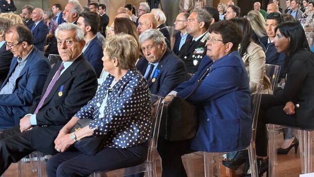 I parenti dei Carabinieri uccisi a Fiesole nel 1944 indossano la medaglia d'oro al valor militare dei loro zii