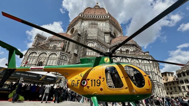 Un elicottero della GdF in piazza Duomo a Firenze fino al 30 maggio