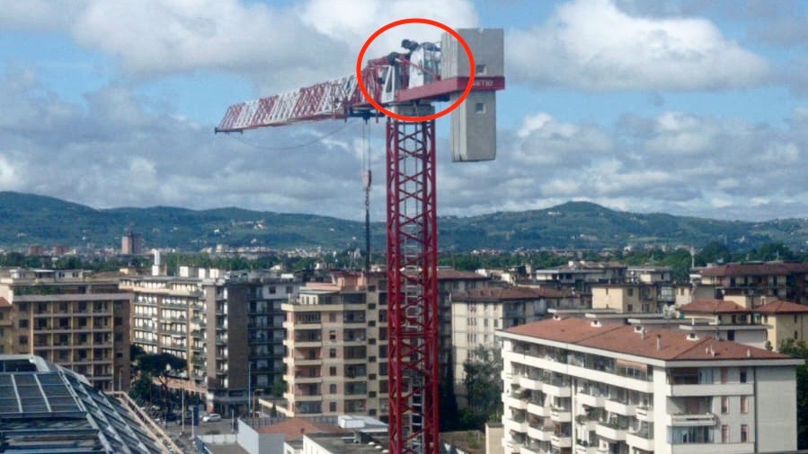 L'uomo sulla gru in viale della Toscana a Firenze