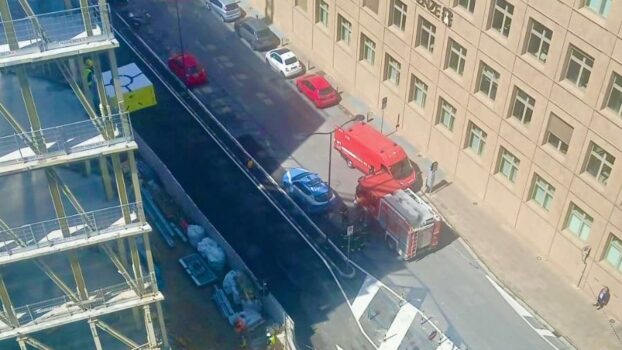 I mezzi di soccorso ai piedi della gru in viale della Toscana