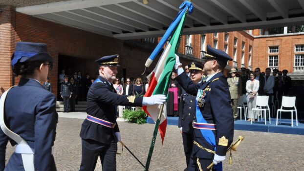 Il colonnello Macioce (a sin.) cede la bandiera d'Istituto al nuovo comandante della Scuola Militare Douhet, colonnello Nazzi