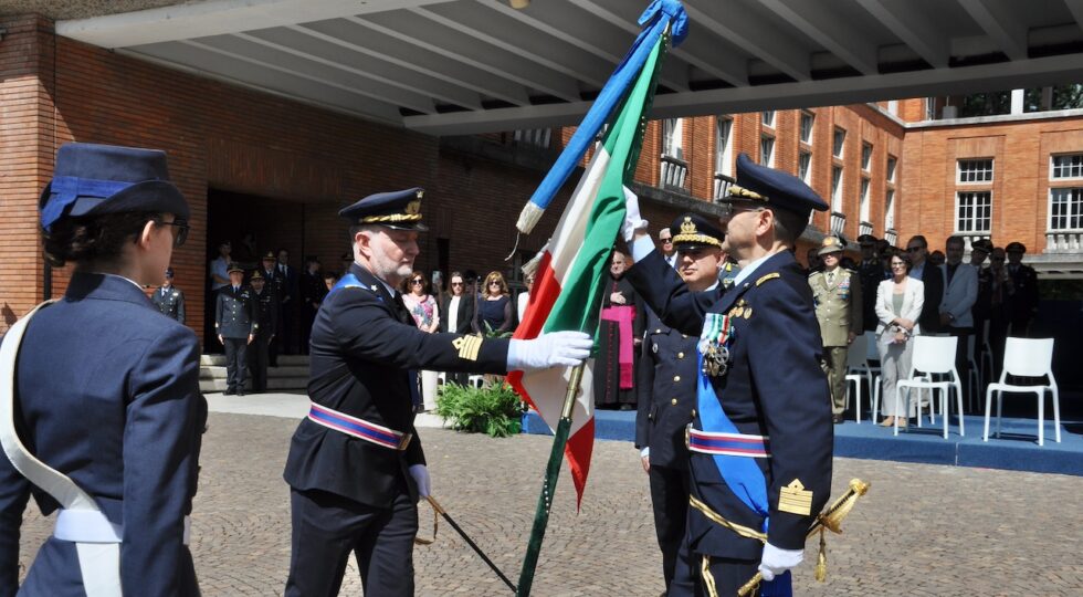 Il colonnello Macioce (a sin.) cede la bandiera d'Istituto al nuovo comandante della Scuola Militare Douhet, colonnello Nazzi