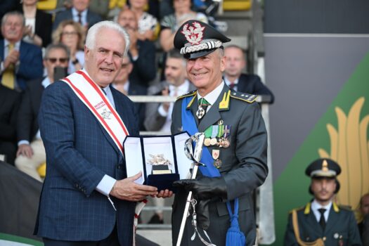 Il presidente Giani consegna il Pegaso d'oro al generale Magliocco