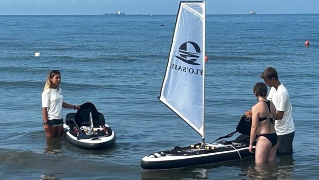 I due esemplari di tavole sup per consentire ai disabili di praticare sport in mare senza rischi